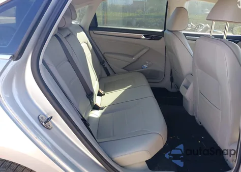 2017 Volkswagen Passat 1.8T R-Line из США, поврежденный, VIN 1VWDT7A33HC072196